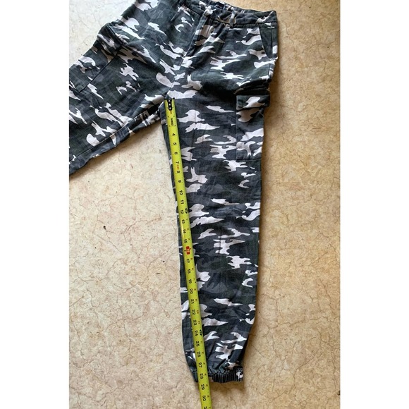 pretty Little thing Grey Camo print cargo pants size 6 - Picture 7 of 11